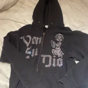 Säljer min rhinestone hoodie för 300kr då den inte inte kommer till användning skicket är 8-10. Den väldigt bekväm och storlek xs om du vill köpa skriv till mig så gör vi en snabb affär.