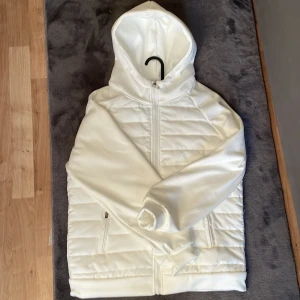 En vit cardigan - Det är en fet cardigan perfekt nu i höst och vinter. Den är varm så att du kommer inte frysa. Aldrig använd utomhus. Säljs då den e för liten för mig storlek L men sitter som M. MVH viggo hör av dig vid mer frågor 