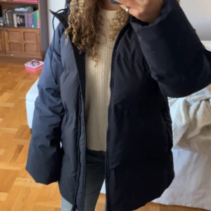 Vinterjacka - Jättefin marinblå vinterjacka köpt för ca 1000kr från Weekday. Den håller värmen väldigt bra och är perfekt till vintern. Jackan går även att dra åt vid midjan. Skriv till mig privat om ytterligare frågor.💕💖