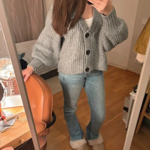 Lågmidjade jeans från Abercrombie & Fitch - Säljer ett par snygga ljusblå jeans från Abercrombie & Fitch. De är i en klassisk straight stil och har en låg midja! De är i bra skick och har en skön passform. Har sytt om dom för att göra dom mer utsvängda och tajtare i midjan!💕