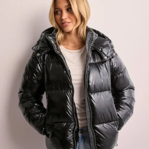 Nelly Jacka XS - Säljer denna jacka ifrån Nelly i strl XS eftersom den var lite stor på mig. Nästan slutsåld i alla storlekar.