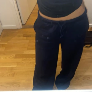 Mjukisbyxor - Mycket bekväma. Med snören.  Strl typ xs  Innerbenslängd: 72cm