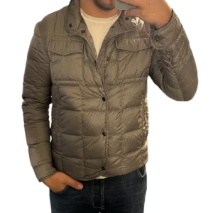 Massimo dutti  - säljer denna riktigt fina jackan perfekt för dig som söker en stilren bra dun jacka. Vid frågor och funderingar skriv 