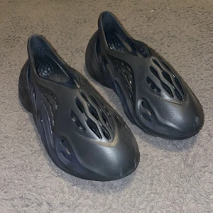Svarta Foamrunners - Väldigt bra skick, oanvända. Skriv vid funderingar. Pris kan diskuteras vid snabb affär
