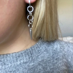 Silverörhängen  - Egengjorda, inte äkta silver. Själva örhänget följer inte med