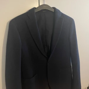 Massimo Dutti kavaj - Säljer en fin, något tjockare och varmare kavaj från Massimo Dutti i storlek 48/M. Den är i mycket fint skick och kan antingen hämtas i Nacka eller fraktas.
