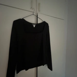 tröja med fyrkantig urringning  - Svart tröja från HM med fyrkantig urringning, jättefin men kommer aldrig till användning 💗