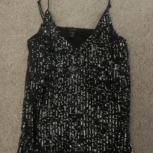 Glittrig fest topp från newyorker i storlek xs - Glittrig fest topp från newyorker. Storlek xs. Bra skick aldrig använd. Går att få flera bilder och priset kan diskuteras 