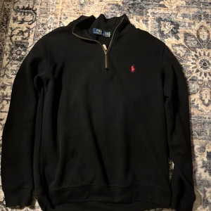Ralph Lauren Half Zip - Tja! Säljer denna snygga Ralph Lauren halv zippen i storlek S. Skick 8/10. Pris kan diskuteras.