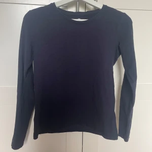 Långärmad basic tröja Cubus - en vanlig basic marinblå långärmad tröja från Cubus, bra skick 💕💕