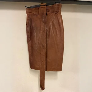 Skinnkjol - Detta magiska plagg er vintage. Og det er det jag vet om denne perle sin historie. Tippar på str small, då den passer mig och det er det jag anvender.