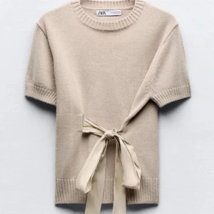 Stickad tröja  - Jätte fin stickad t-shirt ifrån Zara, endast använd en gång, så nyskick💞💞