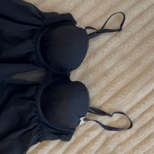 Svart nattlinne / nattklänning  - Säljer ett svart nattlinne köpt för ett tag sen men ej använt. Super fin, men kupan var tyvärr för liten för mig. Står ej storlek men skulle säga A/B! 🖤Perfekt till en halloween utkläddnad eller såklart till att sova i 😅