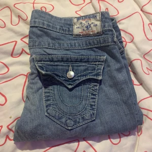 True religion jeans - Säljer dessa jätte fina lowwaist bootcut true religon jeans!💕💕 Innebenslängd:79 Midjemått rakt över: 39 skriv gärna till mig om ni är intresserade eller har fler frågor!💕