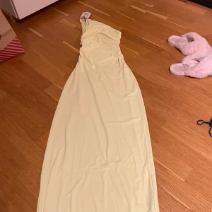 Långklänning - Lång figursydd one shoulder klänning. Jag är 166 och den går ner till mina fötter, aldrig använt och prislapp kvar