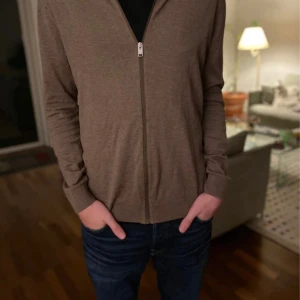 Unik snygg hel zip - En snygg och bekväm zip tröja i väldigt bra skick. Storleken är s.🍁