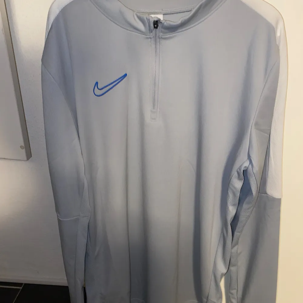 Säljer min ljusgråa Nike kofta i storlek 158-170 alltså storlek xs i herr. Köpte den för 350 och säljer pga av att jag aldrig använder den. Skicket är 10/10 och är aldrig använd. Tröjor & Koftor.