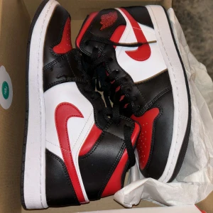 Air Jordan  - Air Jordan 1 och 4 skor, storlek 42, 43 är de 