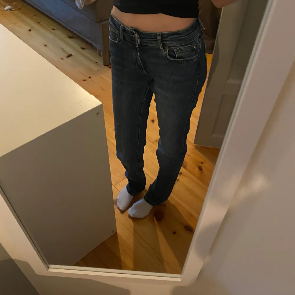 Blå jeans knapp använda. Jag har själv sytt dom till low waste💕. Jeans & Byxor.