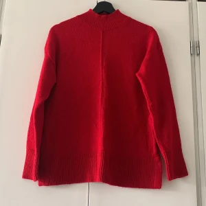 Röd stickad tröja - Röd stickad tröja från 