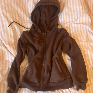 brun hoodie <3 - brun hoodie, aldrig använd! <3