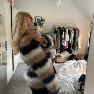 Jacka i fuskpäls - Jacka i fuskpäls från NA-KD x Linn Ahlborg! Saknar strl men passar xs-m 🌟 Jättefint skick