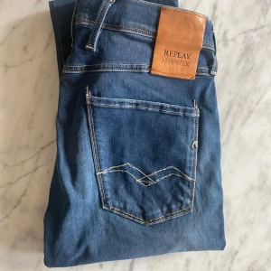 Replay anbass  - Tjena, säljer nu dessa galet snygga replay anbass hyperflex jeansen, dessa är i storleken 32/34, jeansen är i grymt skick  Hör av dig vid funderingar!