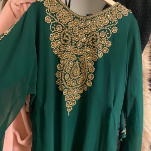 Festklänning  - Fin kaftan, nyskick. Kan levereras i Stockholm gratis 