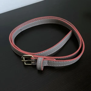 Grå & korall smalt skärp, S, bälte, guld, ljusgrå, fuskläder - Smalt bälte i fuskläder. Längd: 68-78 cm, bredd: 12 mm.