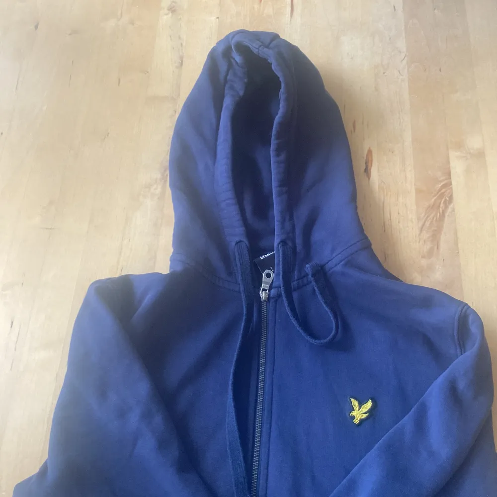 Marinblå Lyle and Scott zip hoodie använd men i bra skick storlek S . Hoodies.