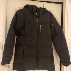 sail racing jacka  - Jättefin vinterjacka från sail racing, i bra skick men den har ett litet hål på insidan av armen som inte märks eller syns när man har den på! kom privat för mer info/bilder.