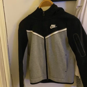 Supermjukt och stilrent hoodie- Perfekt för alla tillfällen! - Säljer denna riktigt feta Nike Tech Hoodien- Perfekt till alla tillfällen och avslappnade passform. Denna hoodie kombinerar stil och funktionalitet med sitt mjuka material och avslappnade passform och med en klassisk designe.