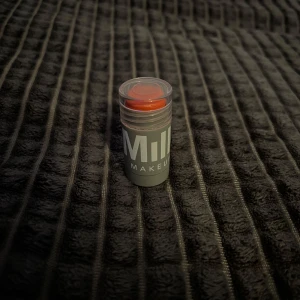 Milk stick blush - Använde den kanske 3 gånger men är ingen stick blush så att säga så helt oanvänd typ bara 3 gånger:) I färgen Perk