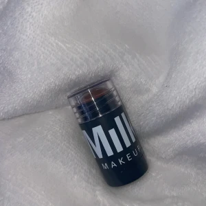 Milk bronzer stick - Säljer en helt oanvänd/oöppnad milk bronzer stick i shaden Simmer. Har inte ens tagit av plast delen så helt ny. Säljer pga det inte var min färg. Originalpris 280kr. Frakt tillkommer. Skriv vid frågor. 