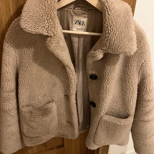 Teddy jacka zara - Fin Teddy jacka zara i bra skick. 