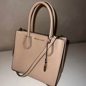 Michael Kors väska  - Finns en dustbag till.