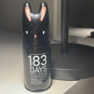 183 DAYS Setting Spray - 183 days setting spray som jag fick för runt 2 månader sedan som jag ej använder. Den är endast test sprayad, så det är hela 60ML kvar. Den är skitbra och jättegullig settingspray❤️