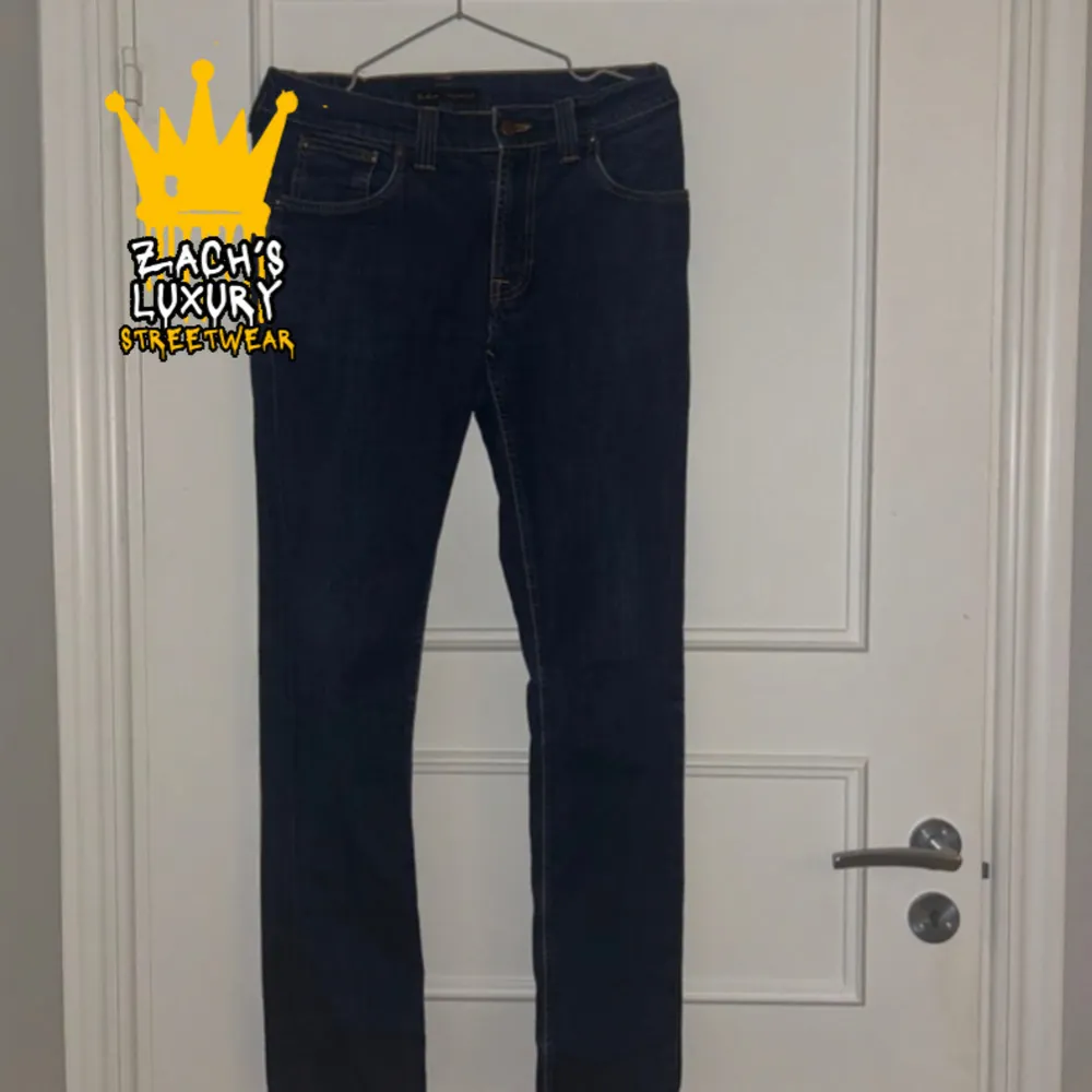 Nudie Jeans av modellen Thin Finn, Storlek: 31/32 - Skicket pả jeansen är väldigt bra utan defekter - 10/10 - mitt pris: 499 - Nypris: 1599kr. Jeans & Byxor.