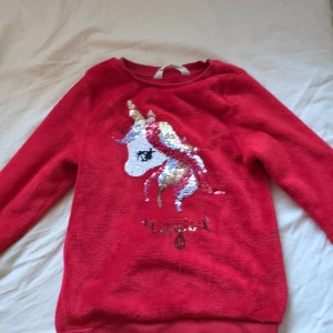 Röd unicorn tröja  - Bra skick,  inga hål