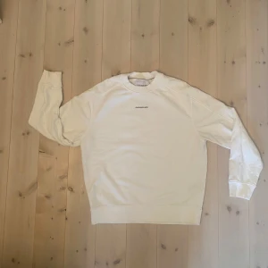Calvin Klein tröja  - Calvin Klein tröja i troppskick, knappt använd. 