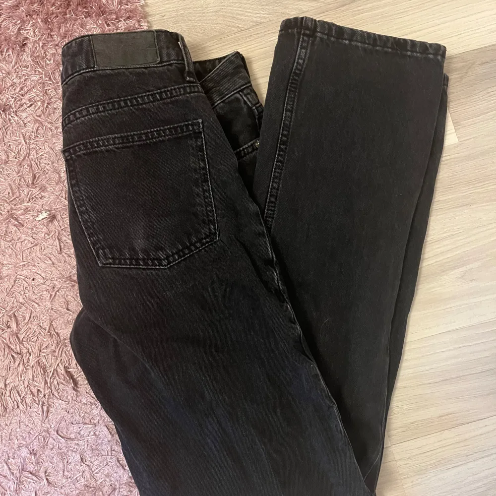 Säljer dessa svarta jeans då dom inte kommer till användning. Använt dom en gång men dom är så gott som nya💕 skriv till mig om du vill ha info ang storlek💕. Jeans & Byxor.