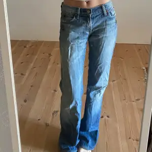 Jättecoola jeans jag har köpt secondhand i Amsterdam, men som tyvärr är förstora för mig🥲🫶🏻skriv för mått