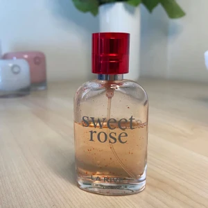 Sweet rose La Rive - Parfym från La Rive. Flaskan är 30ml och mer än halva är kvar. Söt blommig vaniljdoft.