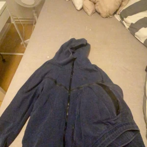 Nike tech tracksuit - En riktigt fin mörk blå nike tech traksuit då byxorna är en storlek mindre för att inte göra byxorna för baggy.