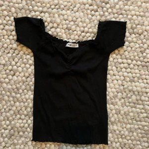 Och shoulder topp - En superfin off shoulder topp från FB Sisters. Storlek M, fast den har resårband så passar mer XS/S. Aldrig använt, mycket bra skick. 