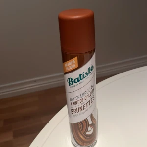Batiste torrschampo för brunetter - Säljer ett Batiste torrschampo speciellt för brunetter. Det ger en hint av färg och lämnar inga vita rester. Perfekt för att fräscha upp håret mellan tvättar och dölja utväxt. Flaskan är i en snygg brun nyans som matchar innehållet.