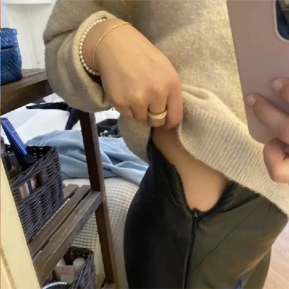 Snygga läderbyxor från Zara strl xs, har två par båda ska säljas. Tyvärr är dragkedjan sönder på båda därav billigt pris men det syns inte under tröjor och de sitter ändå uppe. Inga fickor.. Farkut & Housut.