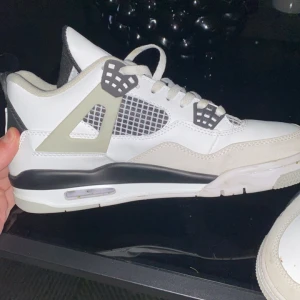 Jordan 4s military - riktigt fina jordans 4s som e helt oanvända 