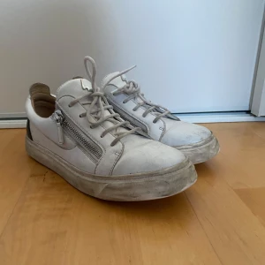 Guiseppe Zanotti skor - Vita guiseppe Zanotti skor, bra skick, nypris 6000-7000kr, pris kan diskuteras