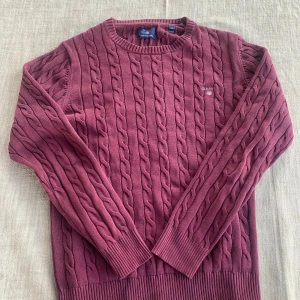 Gant vinröd tröja - Storleken är s men passar även m. Skick 8,5/10